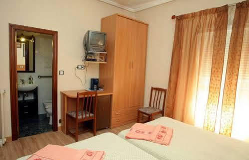 Hostal De La Torre Hostal Economico Valladolid Exterior photo