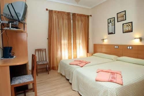 Hostal De La Torre Hostal Economico Valladolid Exterior photo